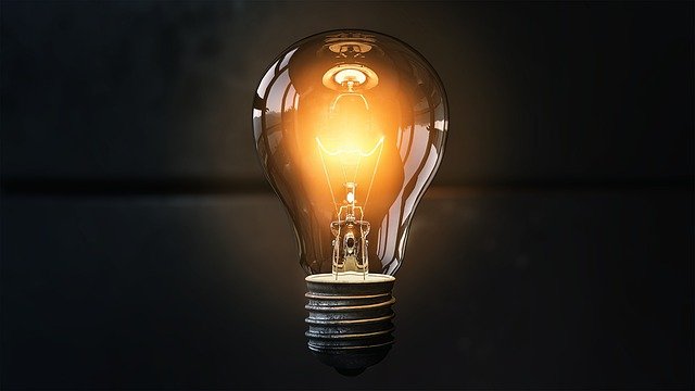 svítící žárovka - symbol elektřiny